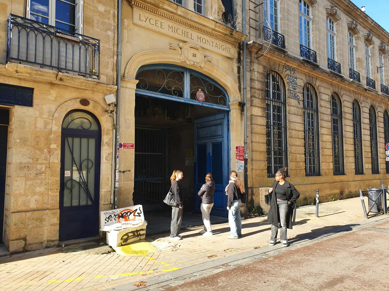 Âgé de 17 ans, un adolescent retrouvé mort dans une cour de son lycée à Bordeaux