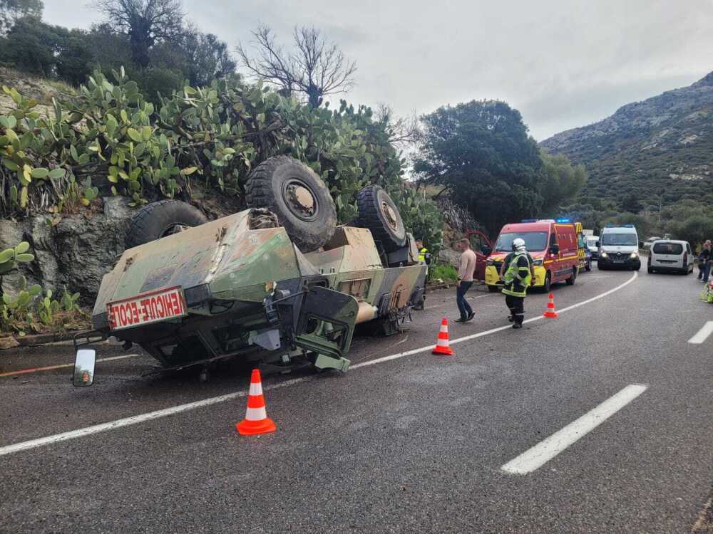 un blindé de la Légion se retourne sur la RT30, deux militaires blessés
