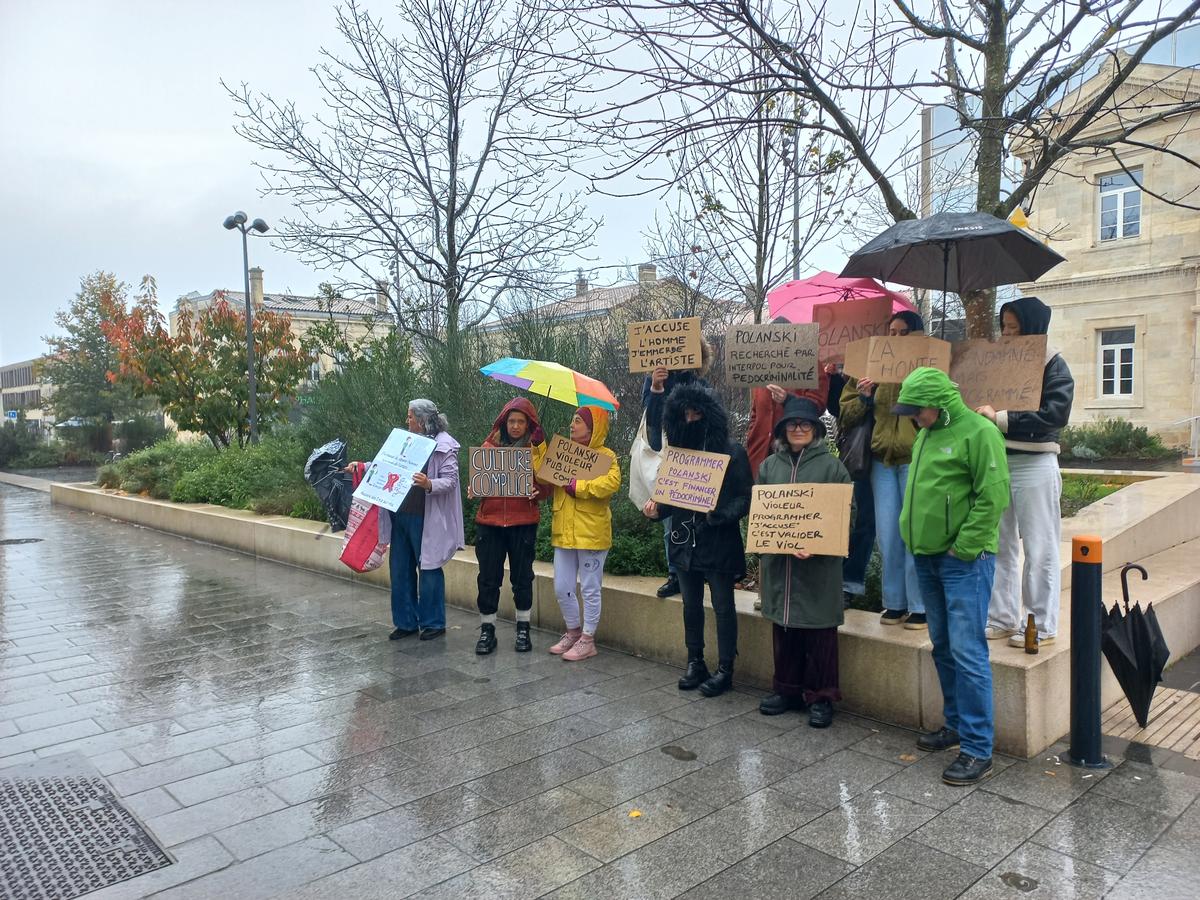 Une dizaine de personnes s’étaient rassemblées dimanche 23 novembre avant la projection de « J’accuse », avec des slogans comme « Programmer Polanski, c’est financer un pédocriminel ».