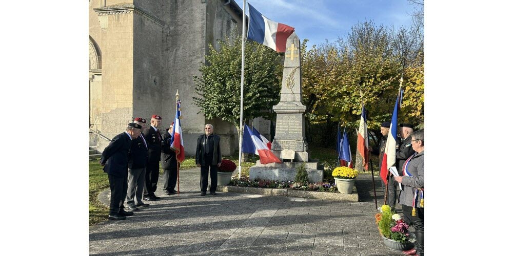Mangonville. Pendant la commémoration du 11 novembre, à Mangonville, Roger Laurent, Président de l'AMC de Roville depuis 1995, a mené la cérémonie et il en a profité pour remercier toutes les personnes qui se sont déplacées, toujours plus nombreuses. « Ça fait plaisir de voir la jeunesse derrière les anciens ! »