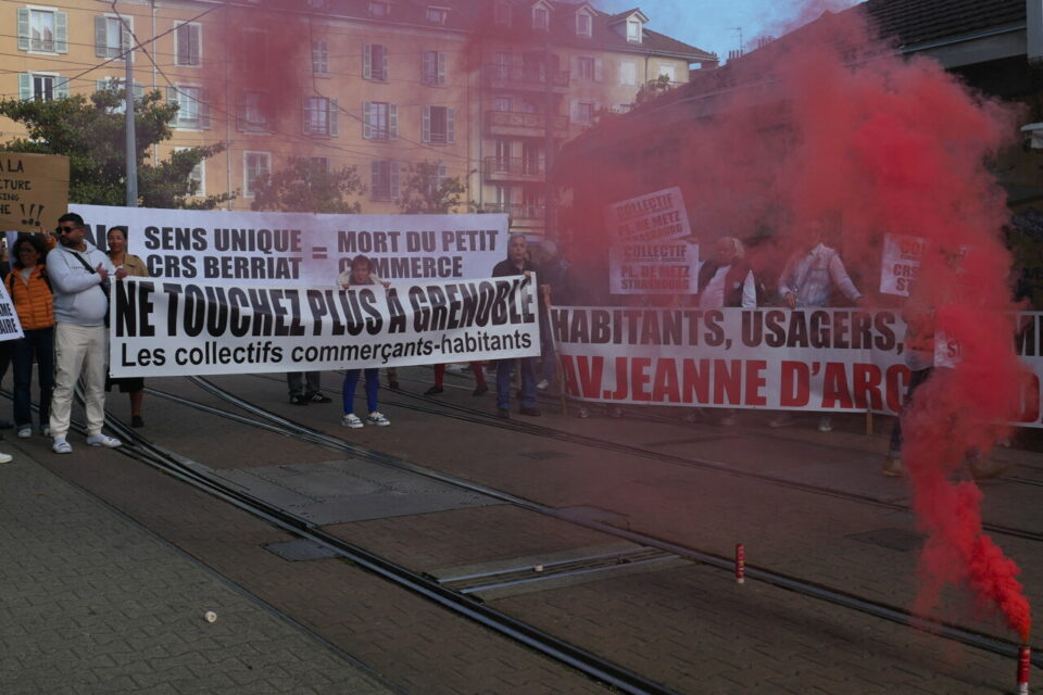 Ils l'avaient annoncé, ils ont tenu parole. Quatre collectifs d'habitants et commerçants de Grenoble ont mené leur première action surprise, mardi 13 mai, pour manifester leur colère envers la Ville, accusée de ne pas les écouter concernant les projets d'aménagement de leurs quartiers. Banderoles et fumigènes étaient de sortie.