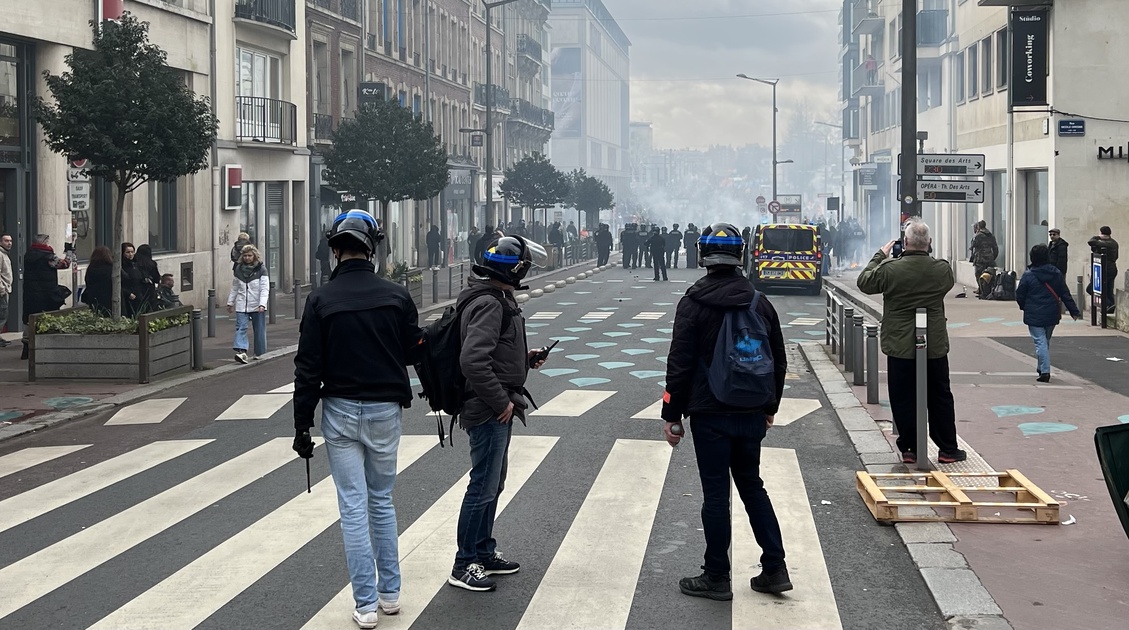 Le Poulpe - Doigt arraché à Rouen par une grenade : le parquet met la police hors de cause