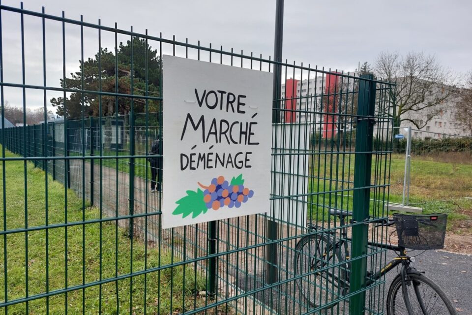 Des panneaux fléchés indiquent le nouvel emplacement du marché aux clients.