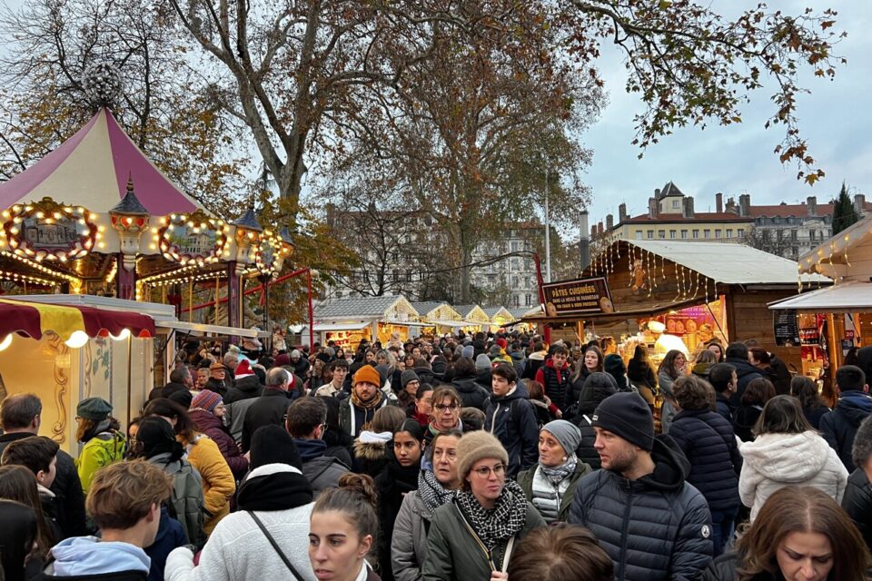 Le marché de Noël de Lyon bondé de monde samedi 16 décembre 2023.