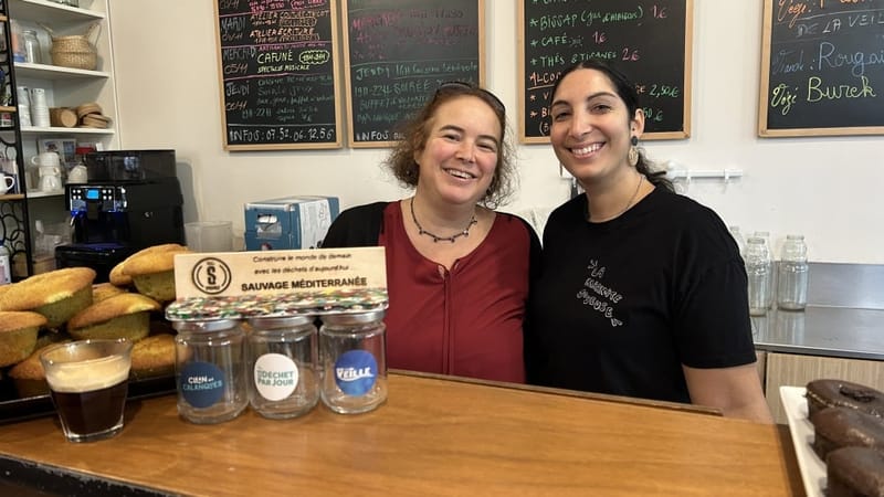 Un café ou, mieux, un café suspendu (offert à une personne dans le besoin) est offert à la Marmite Joyeuse en échange d’un jeton de Monnaie Sauvage.