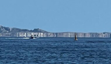 Le jour où Marseille a vu surgir des remparts sur la mer… venus de nulle part !