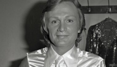 des cheveux de Claude François et un agenda de Gainsbourg vendus aux enchères à des prix délirants