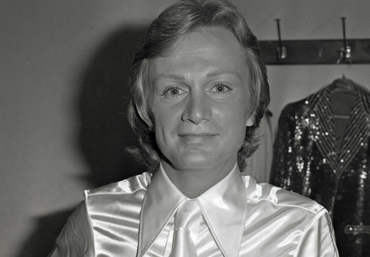 des cheveux de Claude François et un agenda de Gainsbourg vendus aux enchères à des prix délirants