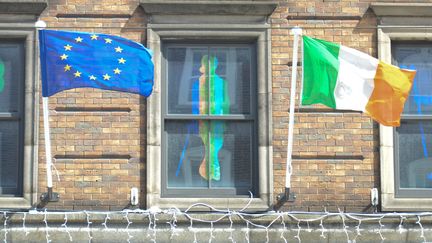 Le drapeau irlandais flotte sur la façade d'un immeuble, à Dublin (Irlande), le 11 mai 2019. (JEAN-LUC FLEMAL / MAXPPP)