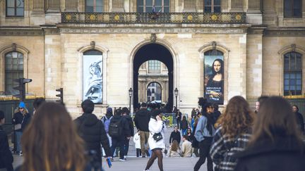 Une entrée du Louvre, à Paris. (LEYLA VIDAL / MAXPPP)