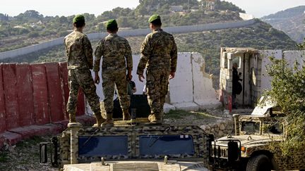 Des soldats libanais observent des positions israéliennes depuis le village d'Alma el-Chaab, au sud du Liban, le 28 novembre 2025. (MARWAN NAAMANI / MAXPPP)