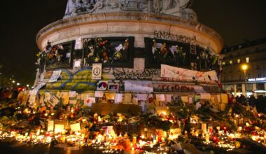 les Parisiens invités à déposer "une fleur ou une bougie" place de la République