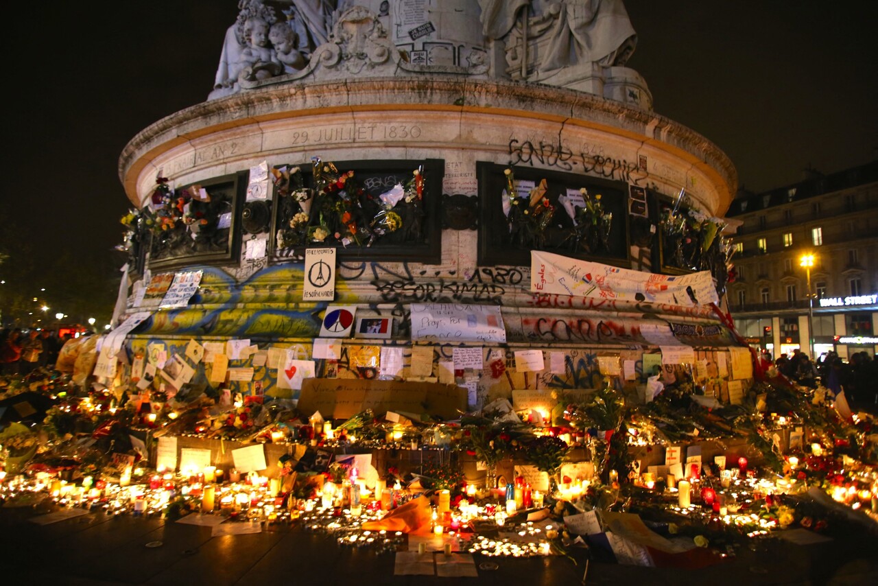 les Parisiens invités à déposer "une fleur ou une bougie" place de la République