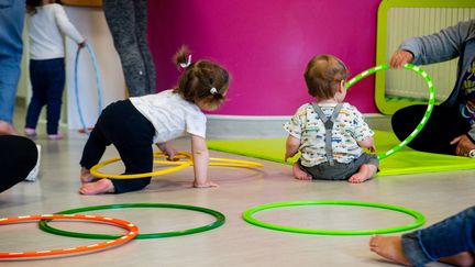 Des enfants jouent dans une crèche à Dijon, le 9 juillet 2025. (EMMA BUONCRISTIANI / MAXPPP)