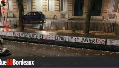 Un "mémorial des enfants assassinés" collé place Pey-Berland à Bordeaux