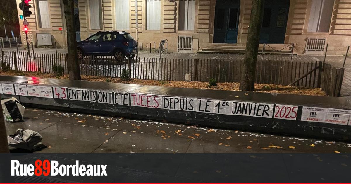 Un "mémorial des enfants assassinés" collé place Pey-Berland à Bordeaux