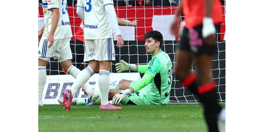 Mike Penders dépité : le portier belge du Racing a déjà dû ramasser le ballon deux fois au fond de ses filets en première période. Photo Jean-Marc Loos