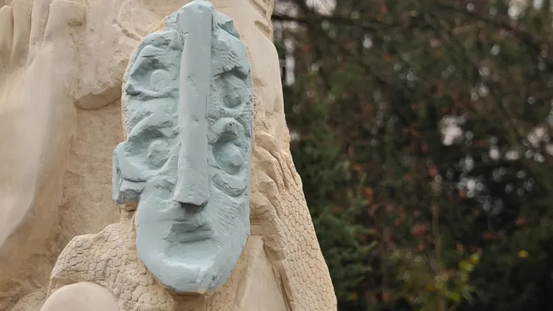L'un des multiples visages de "la Passeuse", au square Verdrel à Rouen