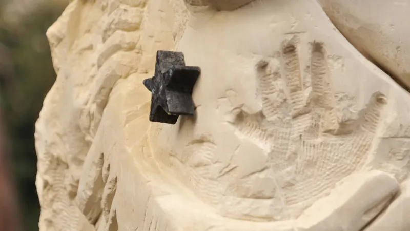 Détail de "la Passeuse" installée square Verdrel à Rouen