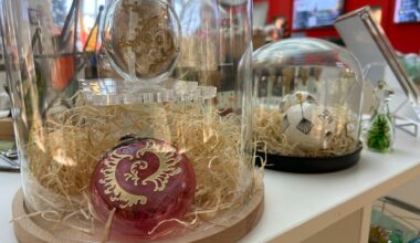 découvrez les deux nouvelles boules de Noël vendues par l'office de tourisme