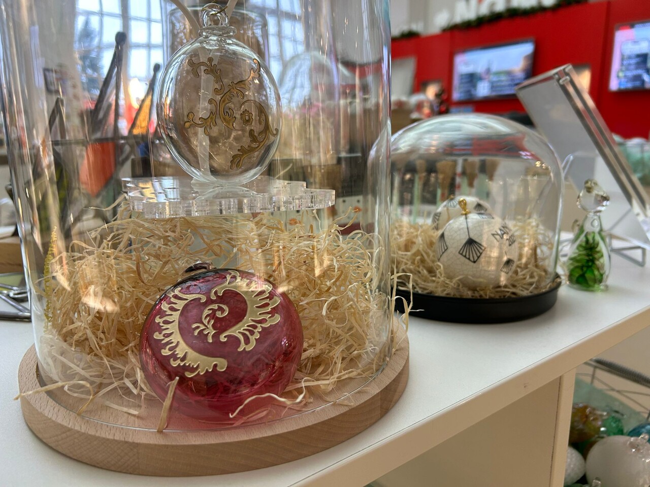 découvrez les deux nouvelles boules de Noël vendues par l'office de tourisme