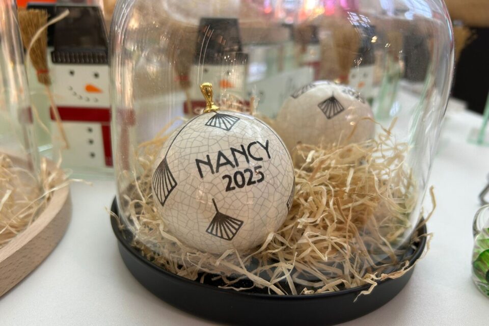 Ces boules de Noël en céramique font réfence à l'Art déco.