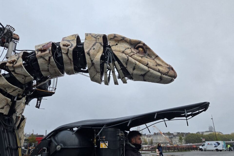 Le Varan peut cracher de l'eau et est capable de transporter cinq passagers.