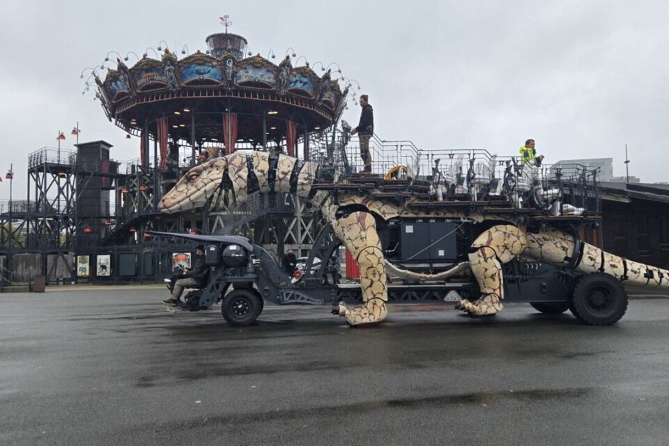 Le Varan s'est dégourdi les pattes sur l'esplanade du Carrousel des Mondes Marins à Nantes.