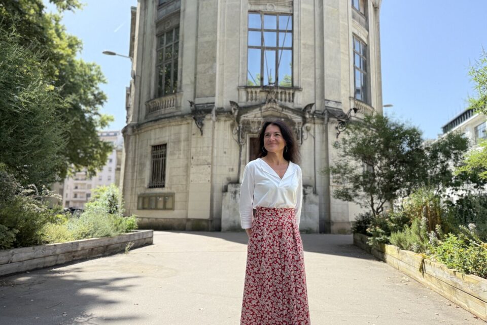 Nathalie Perrin-Gilbert, candidate aux municipales 2026 à Lyon, devant le musée Guimet (6e arrondissement), mercredi 25 juin 2025.
