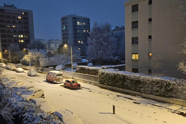 Quelques centimètres de neige sont tombés ce vendredi matin à Grenoble. (© Aline Fleury / Facebook)