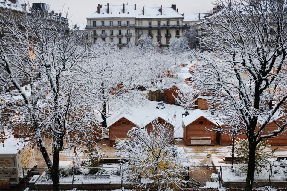 La place Victor-Hugo à Grenoble, où doit s'ouvrir ce vendredi dans le marché de Noël s'est mis dans l'ambiance des fêtes !