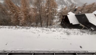 Près de Nice. La neige fraîche tombe abondamment dans ces stations, les photos