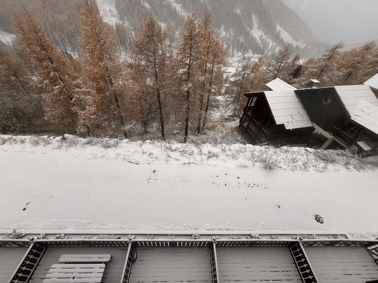 Près de Nice. La neige fraîche tombe abondamment dans ces stations, les photos