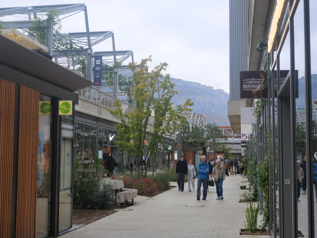 Grenoble. À Neyrpic, ce nouveau magasin propose des vêtements "rares" à saisir rapidement