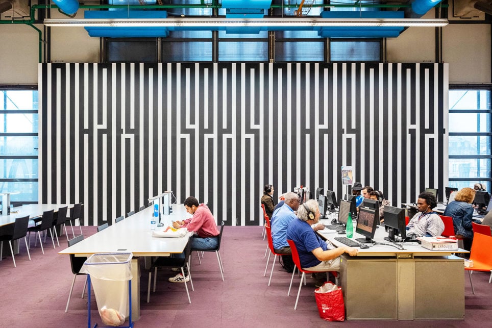 Niveau 3 de la Bibliothèque Publique d’Information (BPI) où se trouve installée l’œuvre « Wysiwyg » de Tania Mouraud (1989-2007)