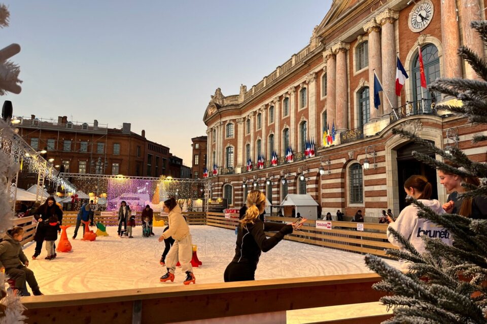 Il y a déjà du monde à la patinoire.