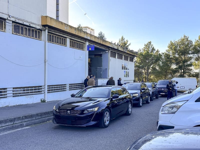 Amine Kessaci est arrivé à la cérémonie funéraire de son petit frère dans l’un des véhicules du convoi du Raid.