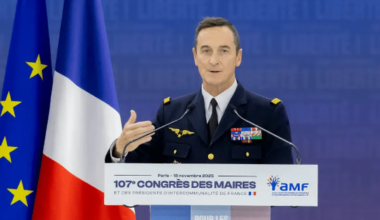 Il faut accepter de "perdre ses enfants" en prévision d'une guerre avec la Russie, affirme le chef d'état-major des Armées devant les maires de France