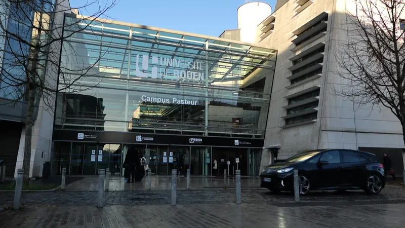 La maladie s'est déclaré chez (au moins) une personne du Campus Pasteur, à Rouen. 