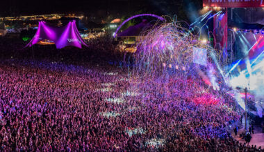 Une affiche futuriste pour rêver les yeux ouverts!