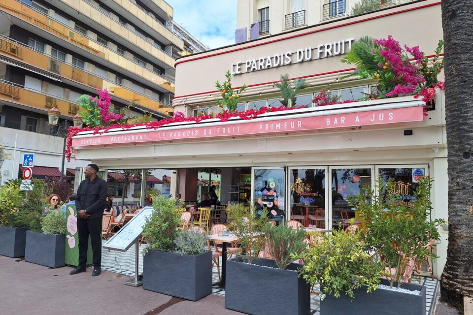 Un nouveau restaurant vient d'ouvrir sur la promenade des Anglais, Le Paradis du Fruit, enseigne très célèbre partout en France.