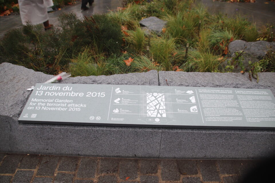 La géographie des lieux, borné par les six stèles correspondant aux sites attaqués, est expliquée à l'entrée de l'espace. 