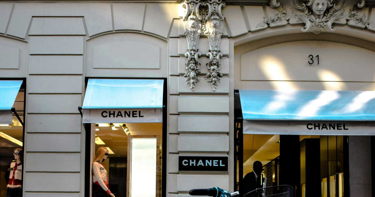 Paris : une boutique Chanel visée par une tentative de braquage à main armée, les suspects actuellement en fuite