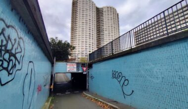 à quelques centaines de mètres, un autre parking inutilisé depuis des années