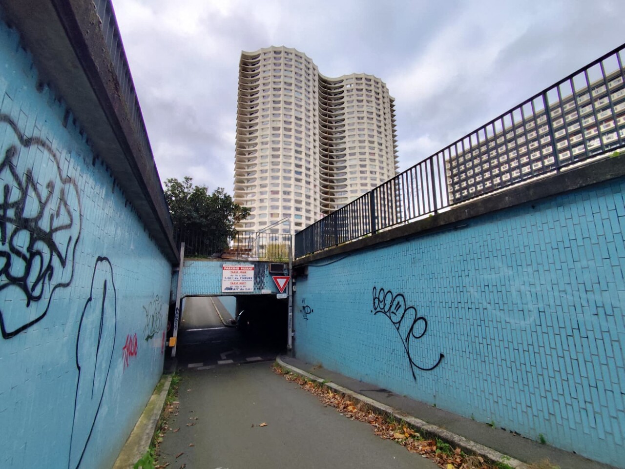 à quelques centaines de mètres, un autre parking inutilisé depuis des années