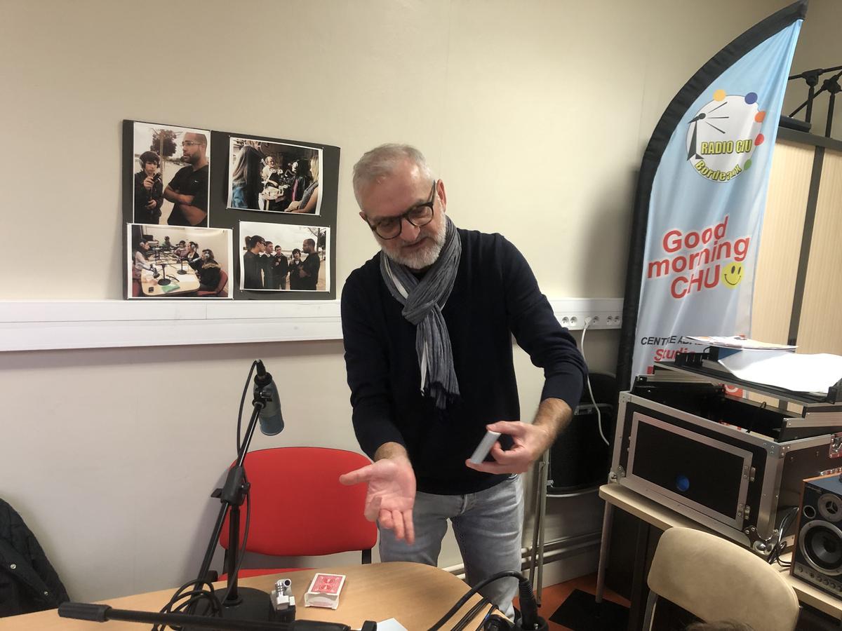 Pascal Faidy, magicien mentaliste bordelais mais aussi saxophoniste, en train de faire un tour de magie lors de l’enregistrement des Experts Abadie.