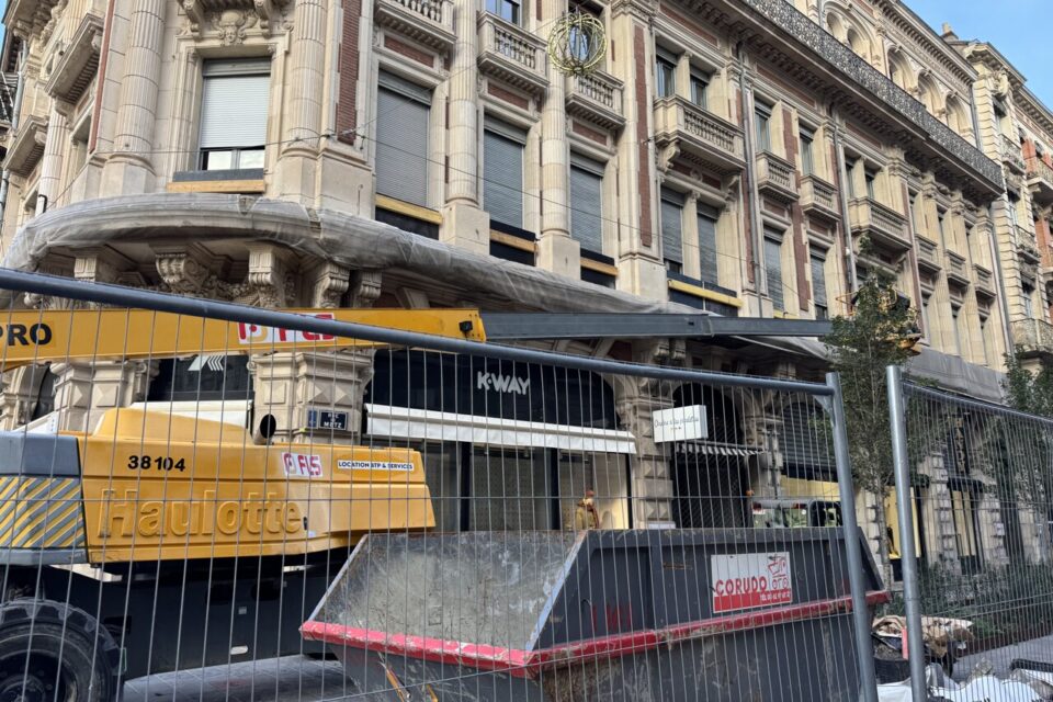 Un périmètre de sécurité a été mis en place à l'aide  de barrières. 