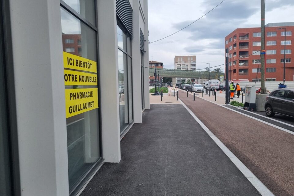 La pharmacie sera située sur la rue du CEAT.