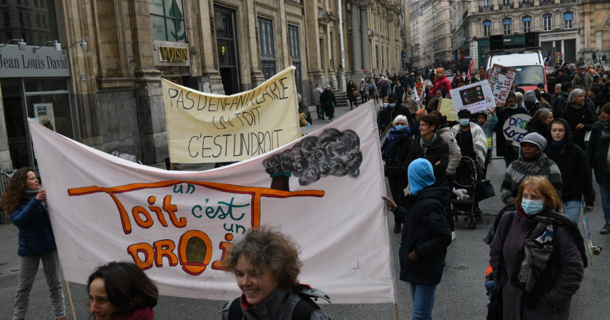Lyon. Des Lyonnais défilent dans le froid en soutien aux 270 enfants sans abri de la métropole