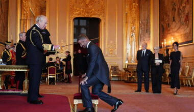 Royaume-Uni. Genou à terre, épée sur l'épaule... “Sir” David Beckham officiellement anobli par le roi Charles III